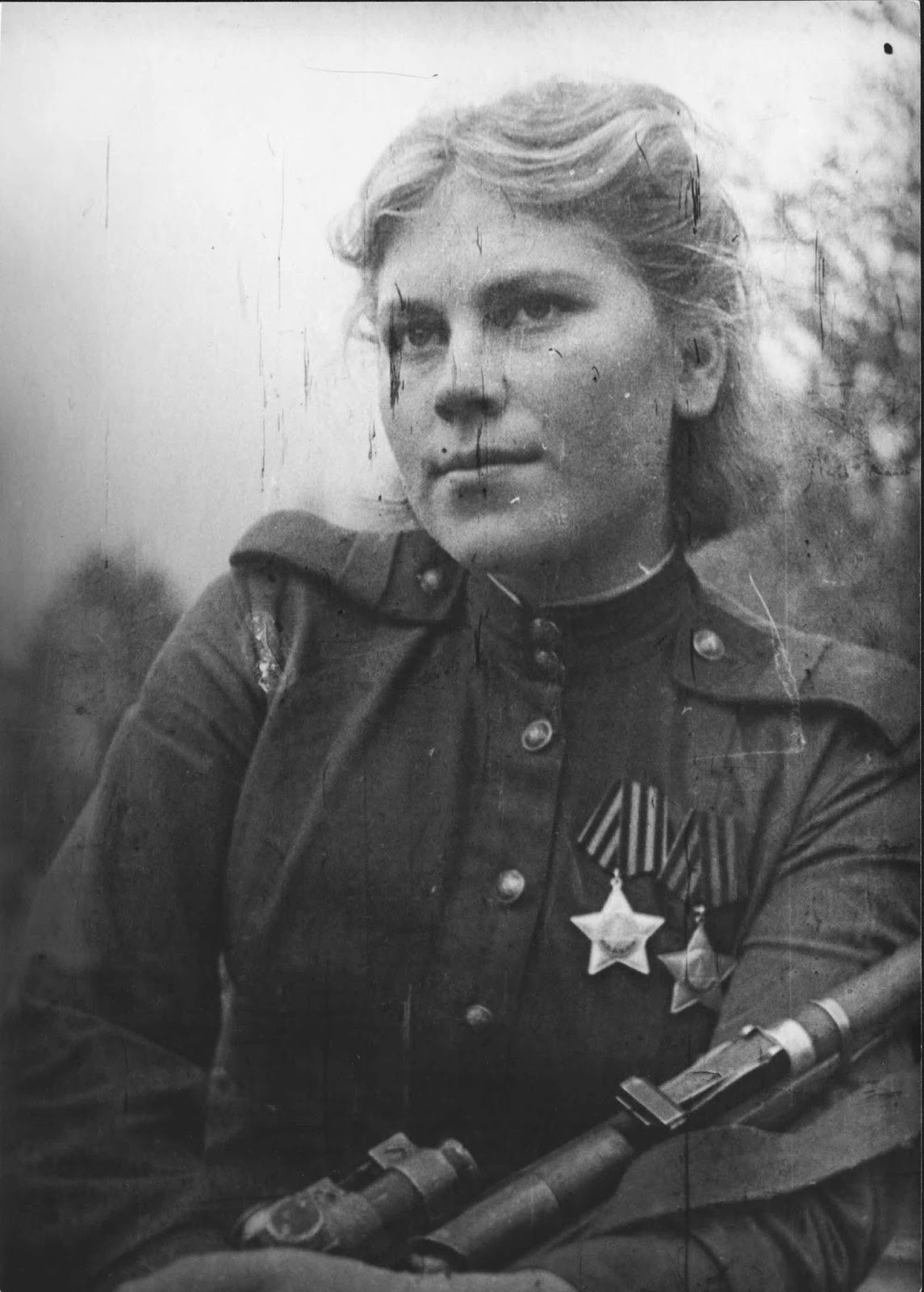 Vì vậy, Shanina muốn cầm súng ra tiền tuyến tiêu diệt lính Đức quốc xã để trả thù cho cái chết của anh trai.