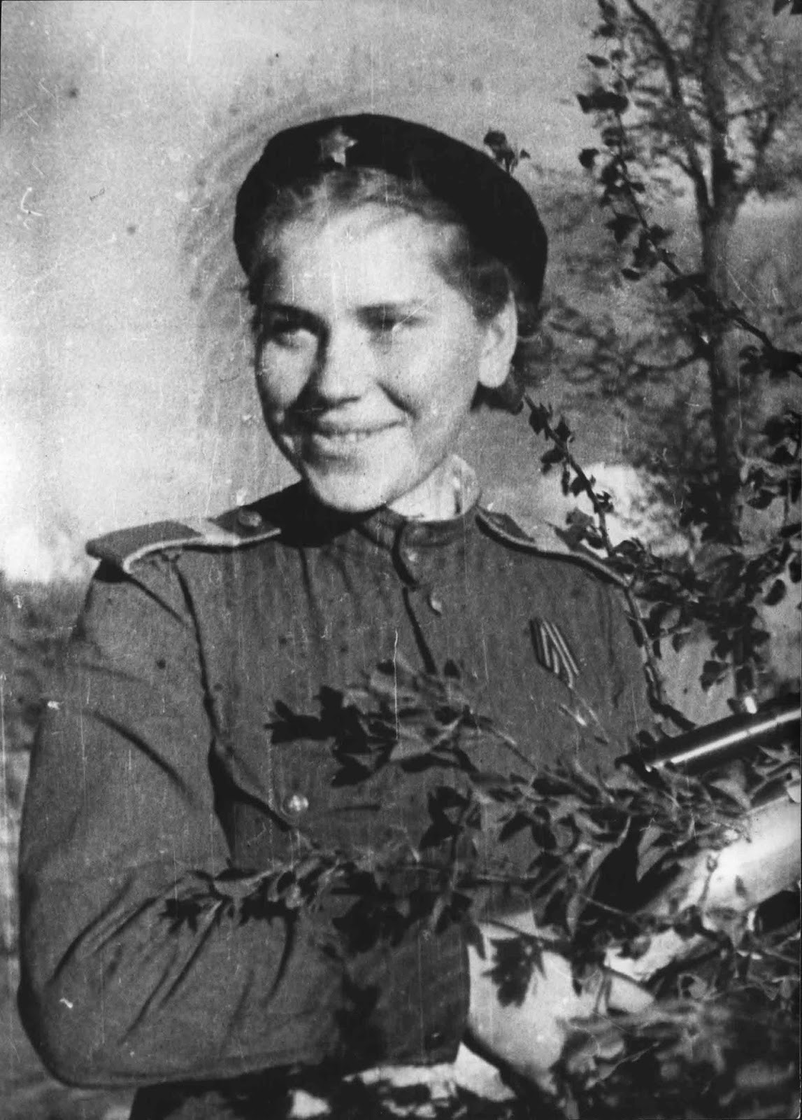 Ban đầu, Liên Xô không chấp nhận phụ nữ gia nhập quân đội. Thế nhưng, về sau, do tình hình chiến sự ngày càng khốc liệt, chính quyền Liên Xô thay đổi quyết định.