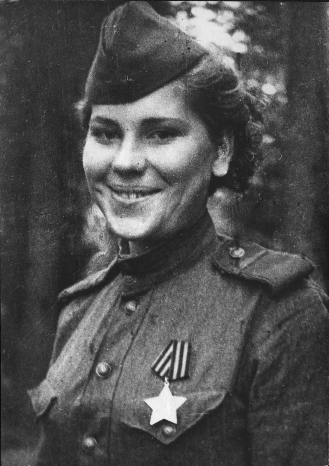 Theo đó, hàng ngàn phụ nữ trong đó có Shanina gia nhập quân đội Liên Xô để chiến đấu chống lại đội quân xâm lược của Hitler.