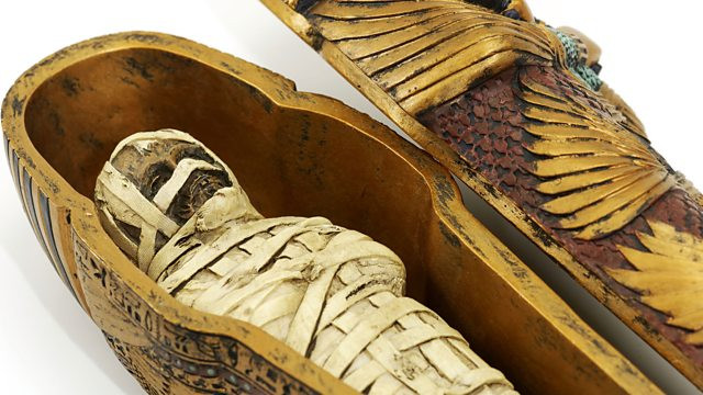Chiếc quan tài ngoài cùng của Tutankhamun được mạ vàng với phần nắp là hình ảnh hai cánh tay đan chéo trước ngực và thanh quyền trượng.