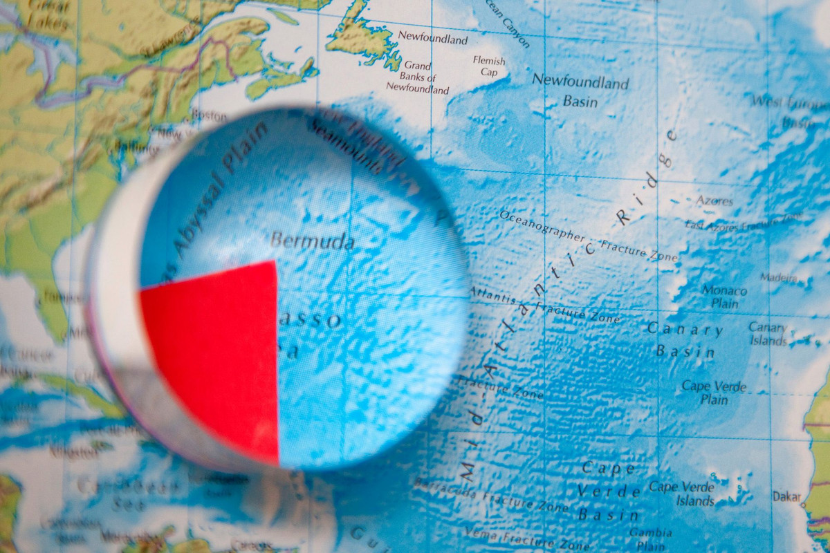 Khi ấy, đài kiểm soát không lưu cố gắng dẫn đường cho Taylor quay trở lại căn cứ Fort Laudedale.