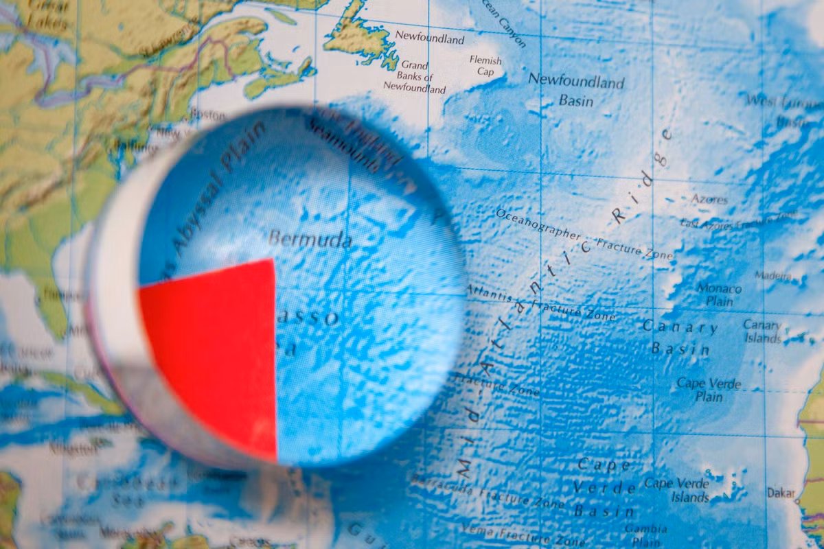 Khi ấy, đài kiểm soát không lưu cố gắng dẫn đường cho Taylor quay trở lại căn cứ Fort Laudedale.