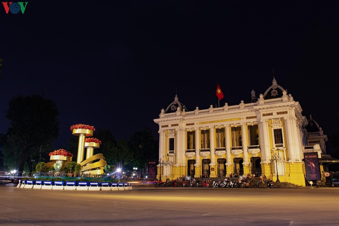 Một địa điểm khác cũng có lượng người tập trung khá đông chính là bậc thềm của Nhà hát lớn.