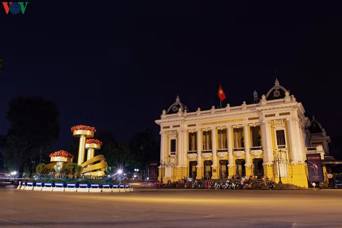 Một địa điểm khác cũng có lượng người tập trung khá đông chính là bậc thềm của Nhà hát lớn.