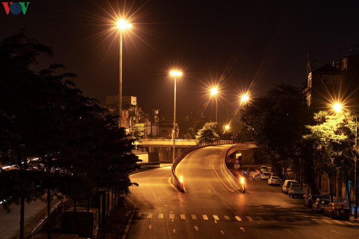 Đoạn đường Trần Quang Khải hướng đi lên cầu Chương Dương rất ít xe cộ đi lại.