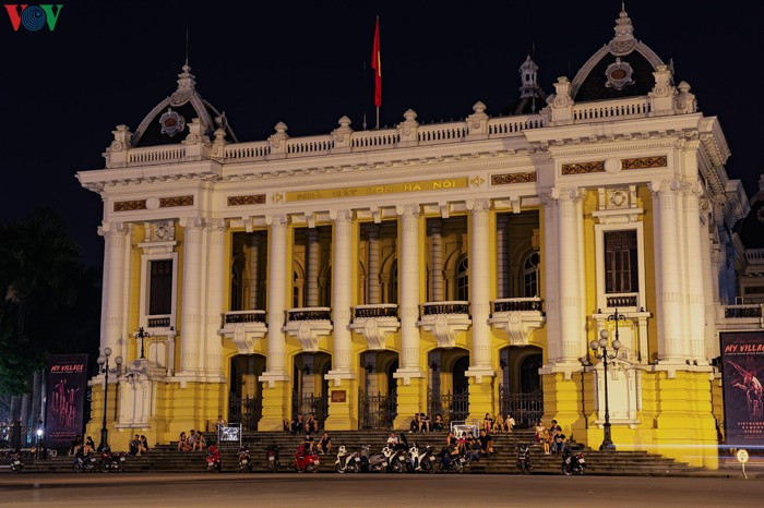 Đa phần mọi người ngồi đây hóng gió và hầu hết không đeo khẩu trang. Một lúc sau đó lực lượng trật tự an ninh khu vực cũng đã có mặt để giải tán.