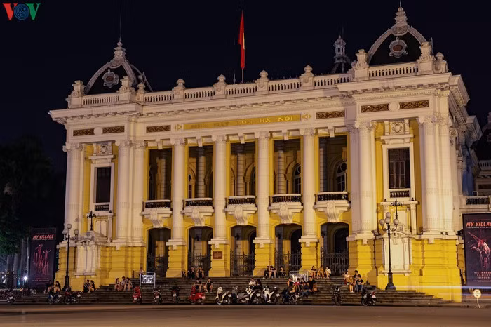 Đa phần mọi người ngồi đây hóng gió và hầu hết không đeo khẩu trang. Một lúc sau đó lực lượng trật tự an ninh khu vực cũng đã có mặt để giải tán.