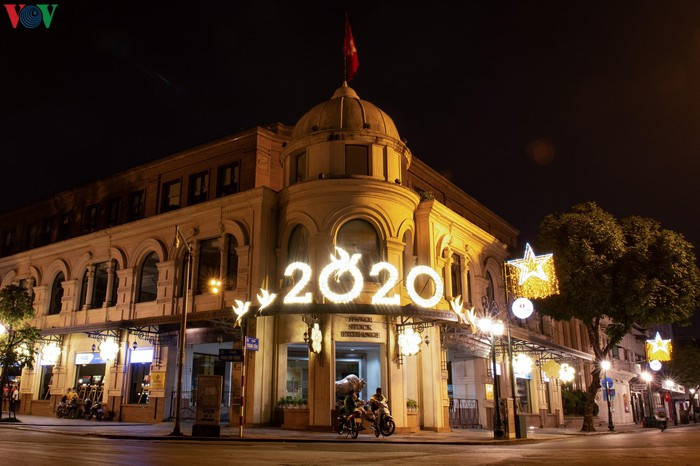 Đa phần các con phố ở thủ đô những ngày này vắng bóng người và xe cộ đi lại.