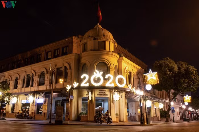 Đa phần các con phố ở thủ đô những ngày này vắng bóng người và xe cộ đi lại.