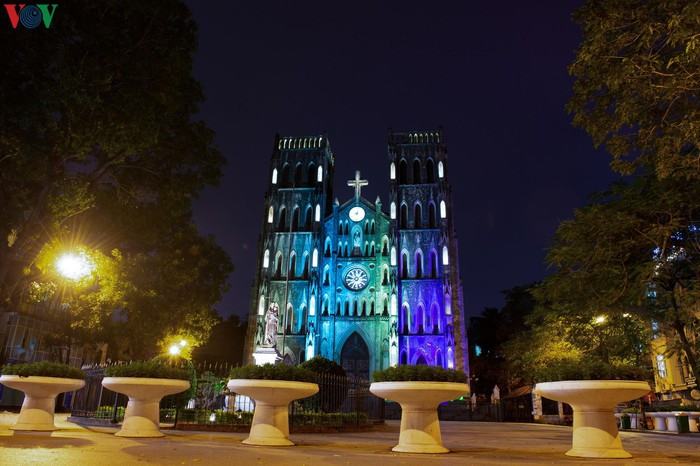 Nhà thờ Lớn Hà Nội vắng vẻ không bóng người qua lại.