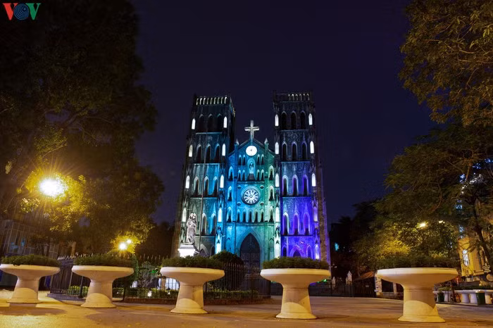 Nhà thờ Lớn Hà Nội vắng vẻ không bóng người qua lại.