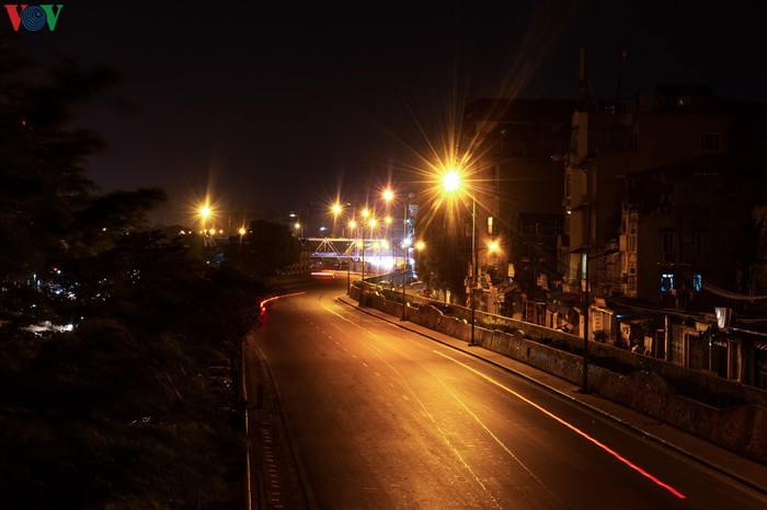 Trong phiên họp Ban Chỉ đạo phòng, chống Covid-19 Thành phố Hà Nội chiều 27/3, Chủ tịch UBND TP đã nhấn mạnh: “Đề nghị nhân dân Thủ đô bình tĩnh, yên tâm, tiếp tục tin tưởng, ủng hộ các biện pháp phòng chống dịch Covid -19. Mỗi người dân là một chiến sỹ. Sự ủng hộ của người dân sẽ giúp làm giảm sự lây nhiễm”.