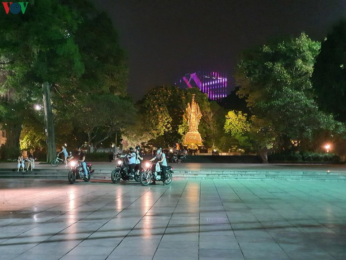 Việc tụ tập đông người vào thời điểm này là một điều hết sức nguy hiểm vì dịch Covid-19 đang diễn biến phức tạp. Hãy vì chính sức khỏe của mình và trách nhiệm với cộng đồng, chúng ta nên ở nhà và chỉ ra đường khi thật cần thiết.