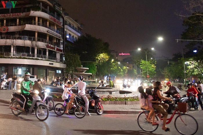 Mọi người tập trung tại đây đa phần với mục đich chụp ảnh để lưu lại những khoảnh khắc vắng lặng của Hà Nội trong những ngày này.