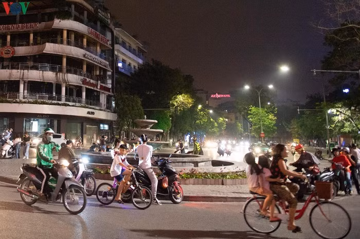 Mọi người tập trung tại đây đa phần với mục đich chụp ảnh để lưu lại những khoảnh khắc vắng lặng của Hà Nội trong những ngày này.