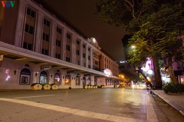 Chính quyền và người dân Thủ đô đang thực hiện quyết liệt các biện pháp nhằm ngăn chặn sự lây lan của dịch Covid-19.