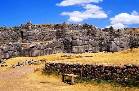 Bức tường đá Sacsayhuaman khiến giới khảo cổ và chuyên gia vô cùng kinh ngạc khi chúng được tạo thành từ những đá có trọng lượng từ 120 - 200 tấn.