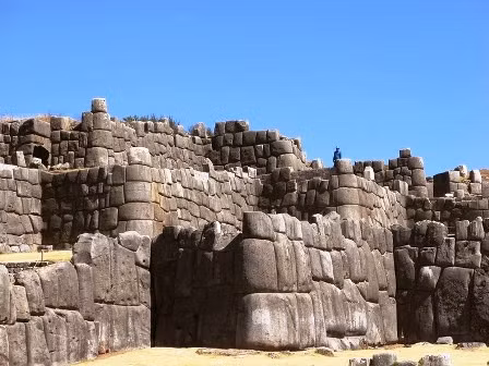 Ngay cả một tờ giấy cũng không thể lọt qua được các khe hở bức tường đá Sacsayhuaman.