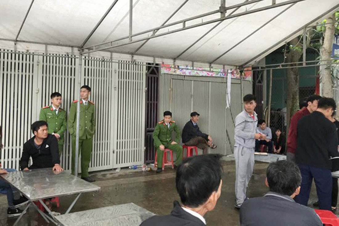 Ngao da giet cha, chem me, coi tran be con tho len noc nha tim vo-Hinh-2