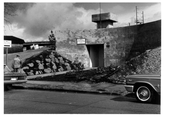 Chính quyền nhiều thành phố ở Mỹ xây dựng các boongke ở sâu các sườn đồi, núi với sức chứa lên đến hàng trăm, hàng ngàn người.