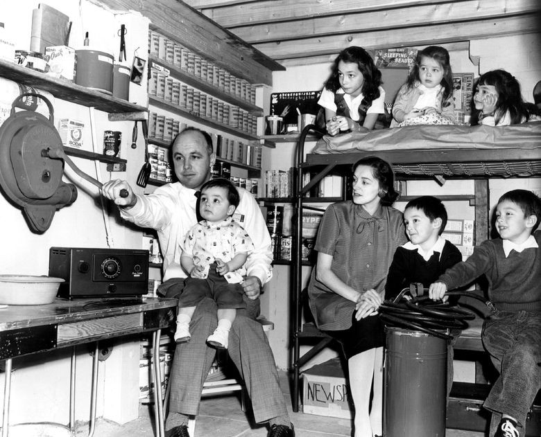 Nhiều gia đình ở Mỹ cũng chuẩn bị thịt hộp, xúc xích, bơ đậu phộng, ngũ cốc đóng hộp, bánh quy...