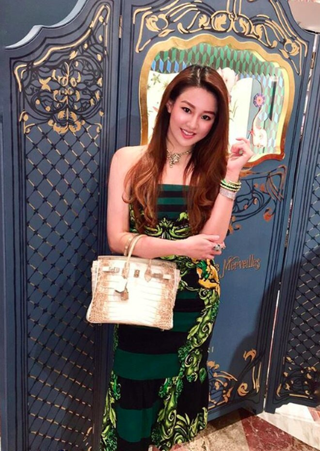 Arnada khiến dư luận "choáng" khi theo học tại 3 trường đại học danh tiếng trên thế giới gồm: Heriot-Watt ở Scotland, Universitas Kristen Petra ở Indonesia và Trường kinh tế Edinburg.