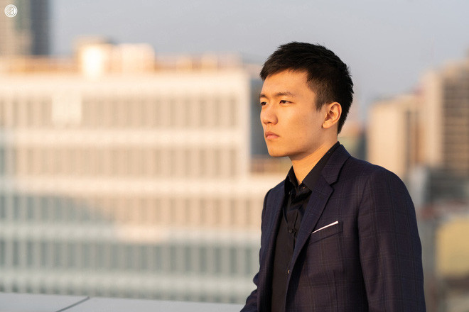 Steven Zhang (Zhang Kangyang) có tên trong danh sách những rich kid thế giới thông minh, học giỏi và đa tài. Là con trai của tỷ phú Zhang Jindong - chủ sở hữu tập đoàn Suning của Trung Quốc với khối tài sản 6,2 tỷ USD (năm 2018), Steven Zhang từ nhỏ có cuộc sống xa hoa.