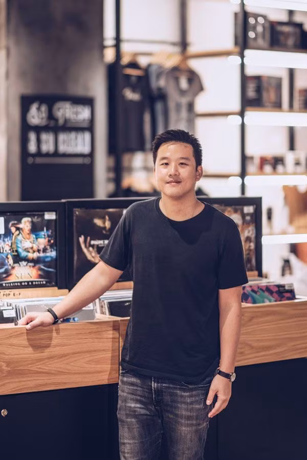 Không nối nghiệp người cha tỷ phú, Kuok Meng Ru cùng Steve Skillings khởi nghiệp với việc thành lập công ty Bandlab. Đây một cộng đồng chia sẻ âm nhạc quy mô toàn cầu, vận hành trên nền tảng điện toán đám mây.