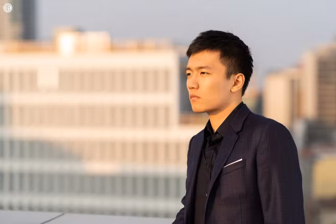 Steven Zhang (Zhang Kangyang) có tên trong danh sách những rich kid thế giới thông minh, học giỏi và đa tài. Là con trai của tỷ phú Zhang Jindong - chủ sở hữu tập đoàn Suning của Trung Quốc với khối tài sản 6,2 tỷ USD (năm 2018), Steven Zhang từ nhỏ có cuộc sống xa hoa.