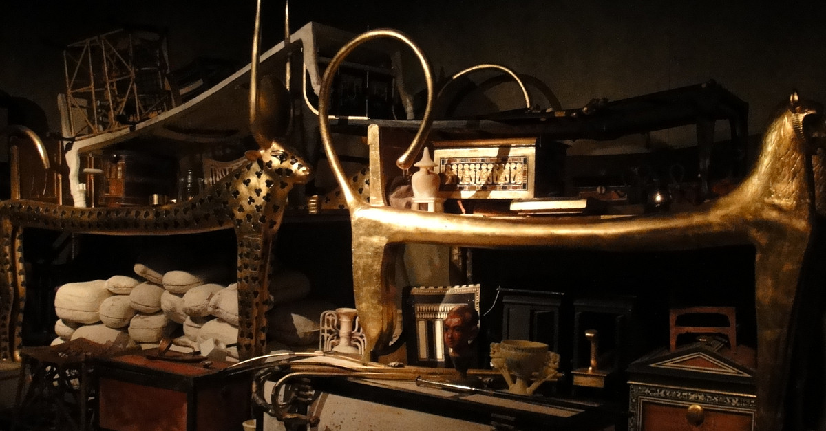 Khi mở cửa lăng mộ, giới khảo cổ không khỏi choáng ngợp bởi kho báu "khủng" được mai táng cùng với Tutankhamun.