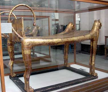 Trong số những "báu vật" được tìm thấy bên trong lăng mộ của Vua Tutankhamun, giới chuyên gia chú ý đến những "cao lương mỹ vị" chất đầy tại nơi yên nghỉ của ông hoàng Ai Cập này.