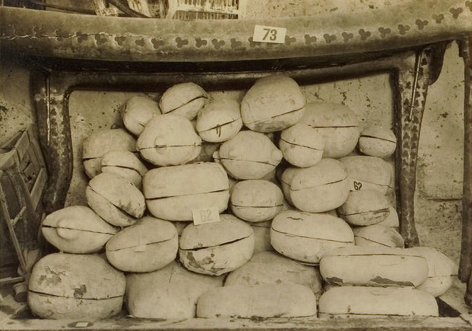 Một lượng lớn quả chà là cũng được phát hiện tại nơi yên nghỉ của Vua Tut. Những quả chà là này đã được tách hột. Người Ai Cập làm như vậy nhằm mục đích: khi ở thế giới bên kia, nhà vua nổi tiếng Ai Cập không cần phải bỏ hạt khi ăn.