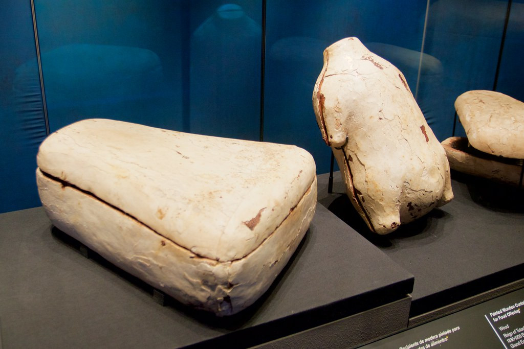 Về các món chính, bên trong mộ vua Tut có nhiều loại thịt gia súc, gia cầm. Những loại thịt này đã được chế biến và được đặt trong hộp có hình dáng của con vật đó.