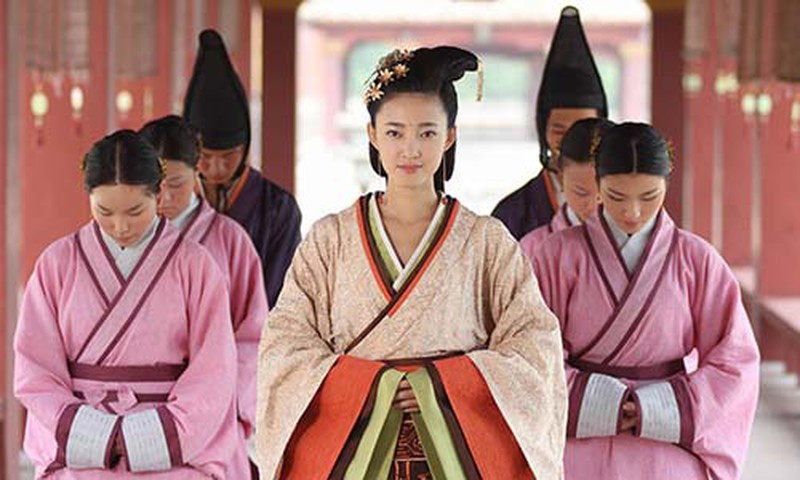 Đa số các cuộc tình vụng trộm trong Tử Cấm Thành đều kết thúc trong bi kịch kinh hoàng. Nổi tiếng nhất là sự việc xảy ra năm 1420. Khi ấy, hoàng đế Chu Đệ nhận được tin báo rằng, hai phi tần là Giả Lữ và Ngư thị có quan hệ bất chính với thái giám.