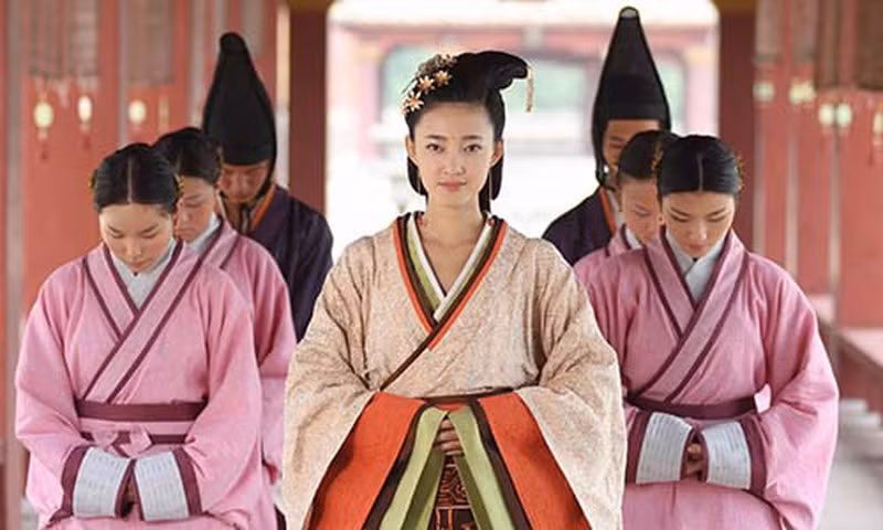 Đa số các cuộc tình vụng trộm trong Tử Cấm Thành đều kết thúc trong bi kịch kinh hoàng. Nổi tiếng nhất là sự việc xảy ra năm 1420. Khi ấy, hoàng đế Chu Đệ nhận được tin báo rằng, hai phi tần là Giả Lữ và Ngư thị có quan hệ bất chính với thái giám.