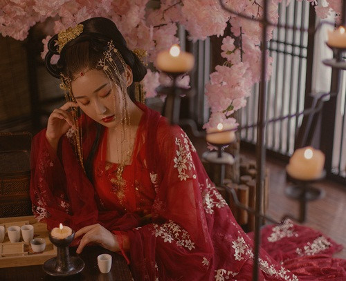 Vì vậy, những mỹ nhân này sống cô đơn, buồn tẻ suốt những năm tháng thanh xuân đẹp nhất của người con gái.