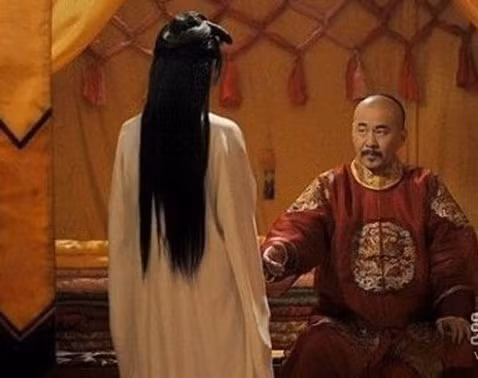 Điều này đồng nghĩa với việc tất cả phụ nữ trong Tử Cấm Thành không được phép có tình cảm với bất cứ người đàn ông ngoài hoàng đế.