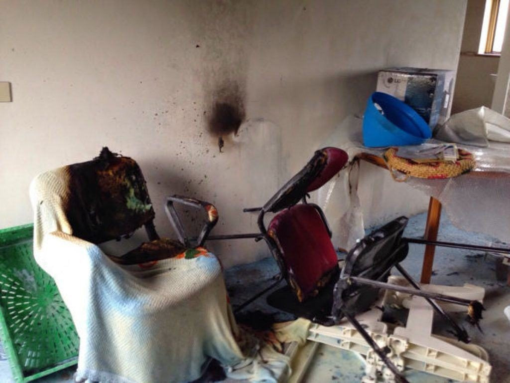 Ngôi nhà đầu tiên gặp sự việc bí ẩn này thuộc sở hữu của Antonino Pezzino. Ban đầu, hộp cầu chì trong nhà Antonino Pezzino bốc cháy. Mấy ngày sau, quạt bếp, tivi của gia đình Pezzino cũng gặp sự cố cháy.