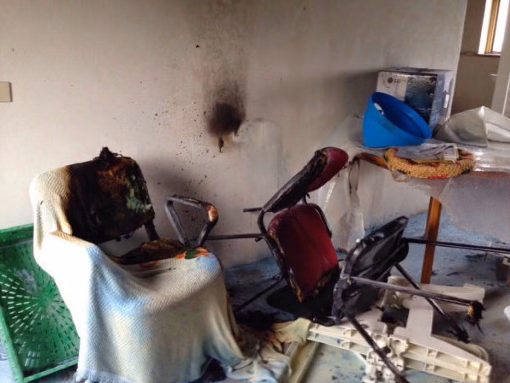 Ngôi nhà đầu tiên gặp sự việc bí ẩn này thuộc sở hữu của Antonino Pezzino. Ban đầu, hộp cầu chì trong nhà Antonino Pezzino bốc cháy. Mấy ngày sau, quạt bếp, tivi của gia đình Pezzino cũng gặp sự cố cháy.