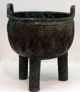 Người ta chuẩn bị một chiếc vạc dầu đổ đầy nước vào bên trong. Phía dưới là đống củi được chất đầy.