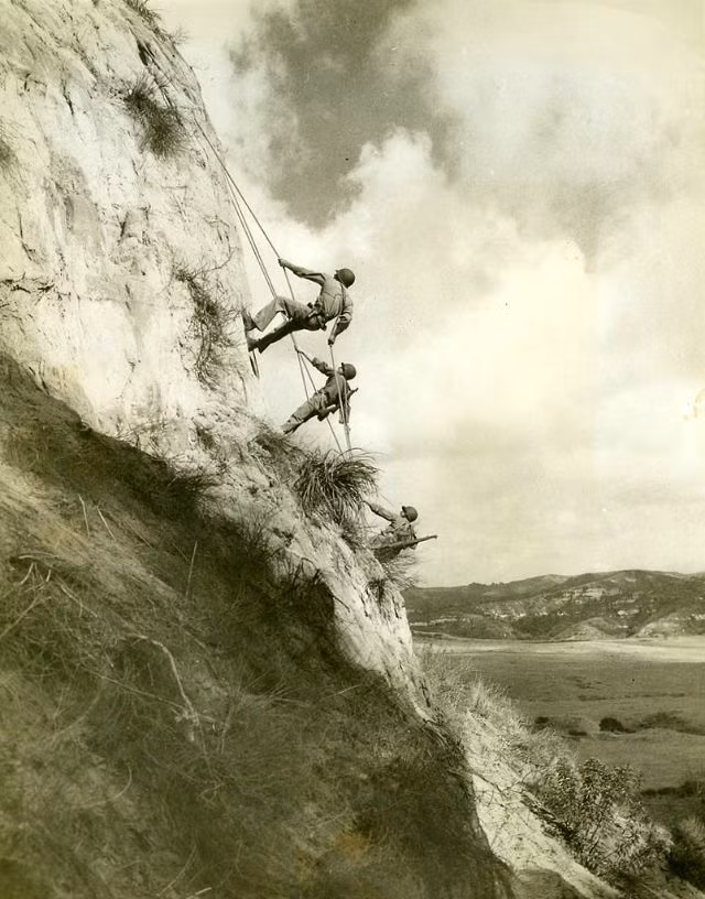 Binh sĩ quân Đồng minh leo lên một ngọn đồi cao trong cuộc chiến chống phát xít Đức.