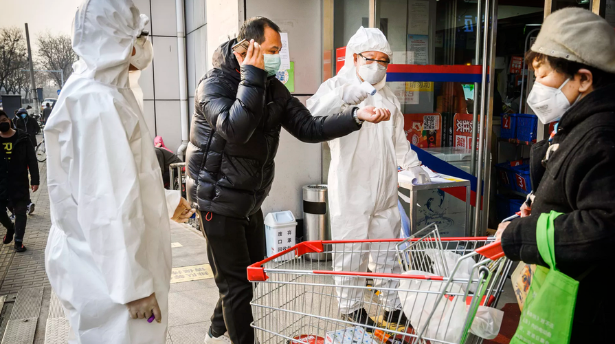 Theo đó, hàng nghìn công xưởng trên khắp Trung Quốc lần đầu tiên sản xuất khẩu trang và các thiết bị bảo vệ khác nhằm đối phó sự lây lan của virus corona.