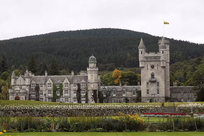Hiện Thái tử Charles cùng phu nhân đang cách ly tại lâu đài Balmoral ở Scotland.
