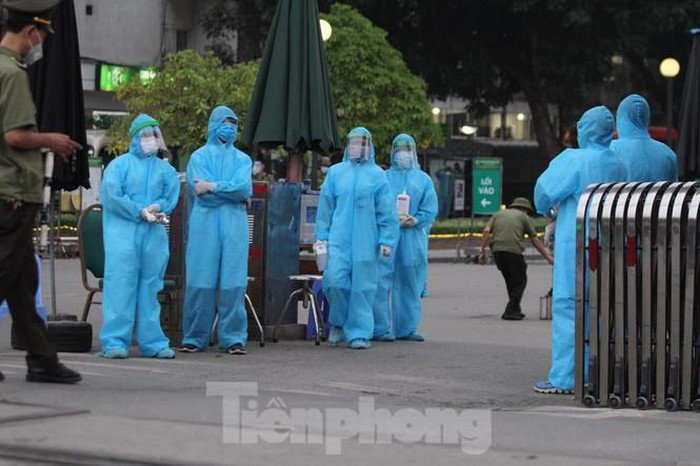 Cũng vào sáng nay, Bộ Y tế phát thông báo đề nghị tất cả người nhà, người thân, những người nào đã đến Bệnh viện Bạch Mai từ ngày 13/3/2020 trở lại đây cần liên lạc, khai báo y tế với cơ sở y tế gần nhất.