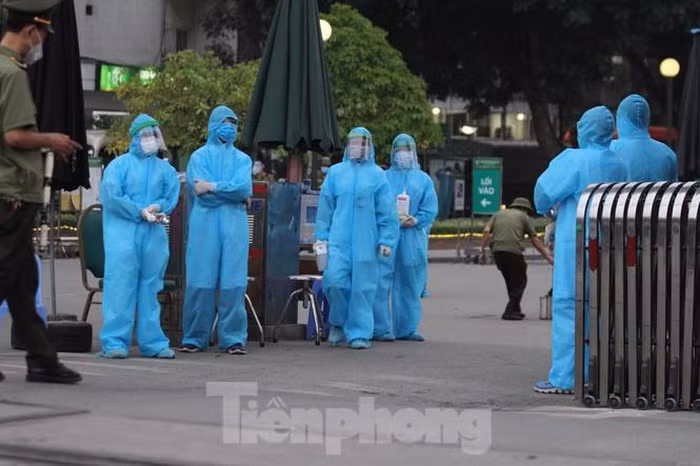 Cũng vào sáng nay, Bộ Y tế phát thông báo đề nghị tất cả người nhà, người thân, những người nào đã đến Bệnh viện Bạch Mai từ ngày 13/3/2020 trở lại đây cần liên lạc, khai báo y tế với cơ sở y tế gần nhất.