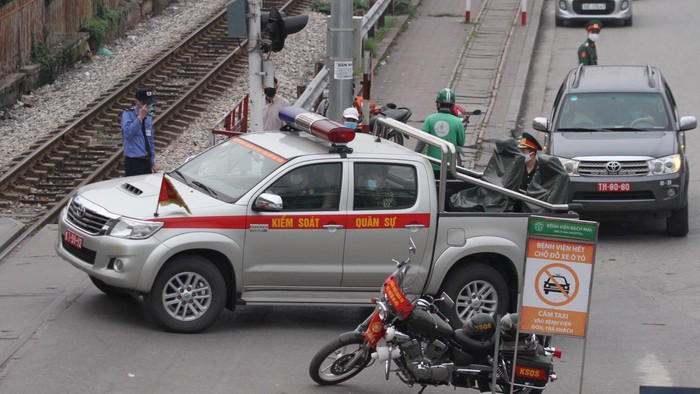 Cùng thời điểm này, Bộ Tư lệnh Thủ đô huy động lực lượng làm nhiệm vụ đảm bảo an toàn cho quá trình tẩy độc tại Bệnh viện Bạch Mai