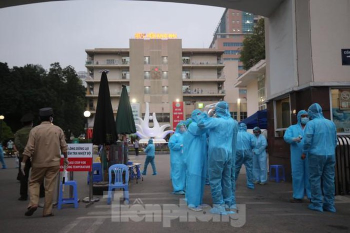 Ông Nguyễn Nhật Cảm, Giám đốc Trung tâm kiểm soát bệnh tật TP Hà Nội nhận định, nguy cơ trong bệnh viện này rất cao, do các vấn đề nội tại của bệnh viện là bệnh nhân nặng rất nhiều, nếu xảy ra dịch trong bệnh viện thì tỷ lệ tử vong cao. Ngoài ra, Bệnh viện Bạch Mai là nơi đông người qua lại (thông thường mỗi ngày 5.000 - 7.000 người ra vào) nên nguy cơ lây lan ra cộng đồng rất lớn