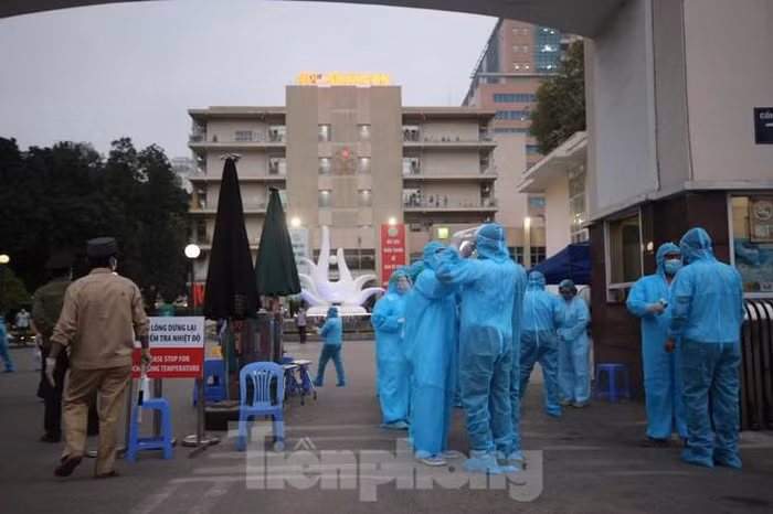 Ông Nguyễn Nhật Cảm, Giám đốc Trung tâm kiểm soát bệnh tật TP Hà Nội nhận định, nguy cơ trong bệnh viện này rất cao, do các vấn đề nội tại của bệnh viện là bệnh nhân nặng rất nhiều, nếu xảy ra dịch trong bệnh viện thì tỷ lệ tử vong cao. Ngoài ra, Bệnh viện Bạch Mai là nơi đông người qua lại (thông thường mỗi ngày 5.000 - 7.000 người ra vào) nên nguy cơ lây lan ra cộng đồng rất lớn