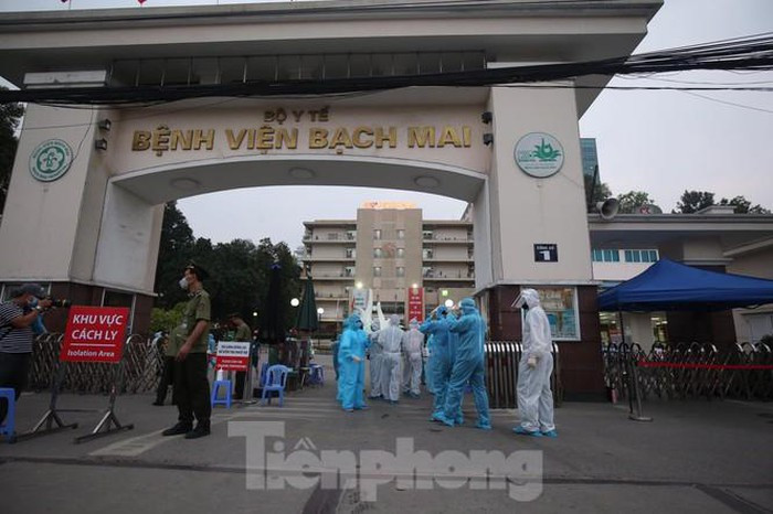 Trung tâm kiểm soát bệnh tật Hà Nội hiện đang phối hợp với Bệnh viện Bạch Mai bao vây khoanh vùng xử lý ổ dịch và ổ dịch tại cộng đồng theo chỉ đạo của Bộ Y tế