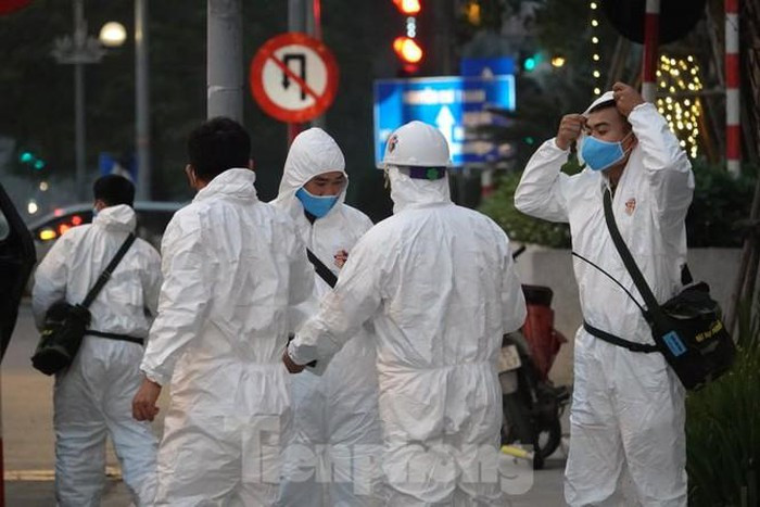 Các cán bộ, chiến sĩ thuộc Kho 205, Cục Quân nhu, Tổng cục Hậu Cần cũng được huy động đến Bệnh viện Bạch Mai để lắp 7 khu nhà bạt dã chiến với diện tích mỗi nhà bạt là 96m2